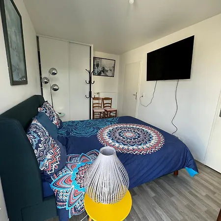 Prefectural Residence: Spacious Near La Defense Homestay