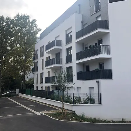 Prefectural Residence: Spacious Near La Defense *