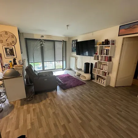Prefectural Residence: Spacious Near La Defense